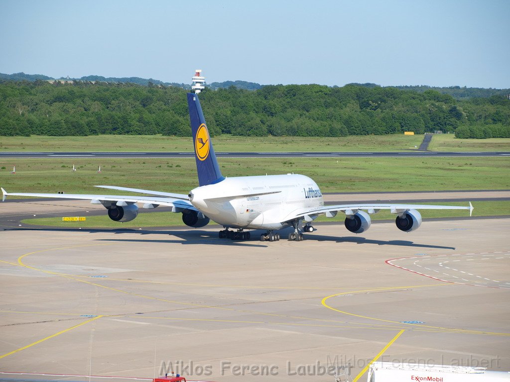 Lufthansa Airbus A 380 zu Besuch Flughafen Koeln Bonn P036.JPG